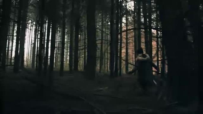 惊恐的年轻女子在森林中奔跑