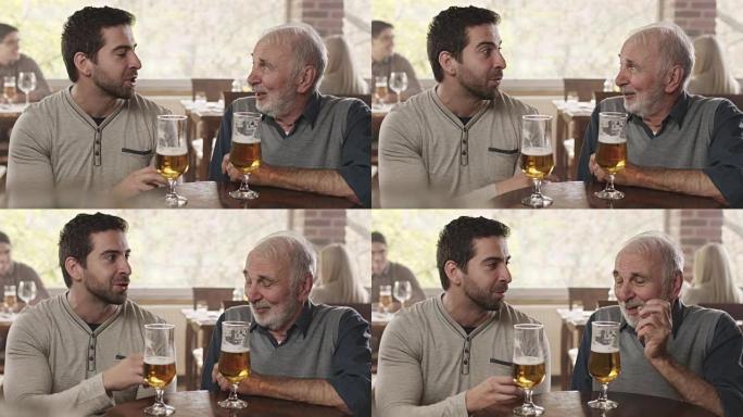 爷爷和孙子一起喝啤酒