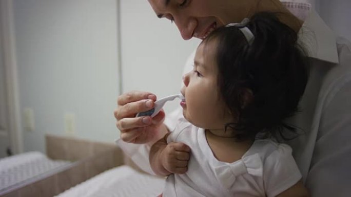 父亲给女婴刷牙刷牙刷广告爱护保护防蛀牙齿
