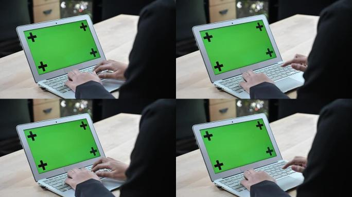 办公室绿屏笔记本电脑打字