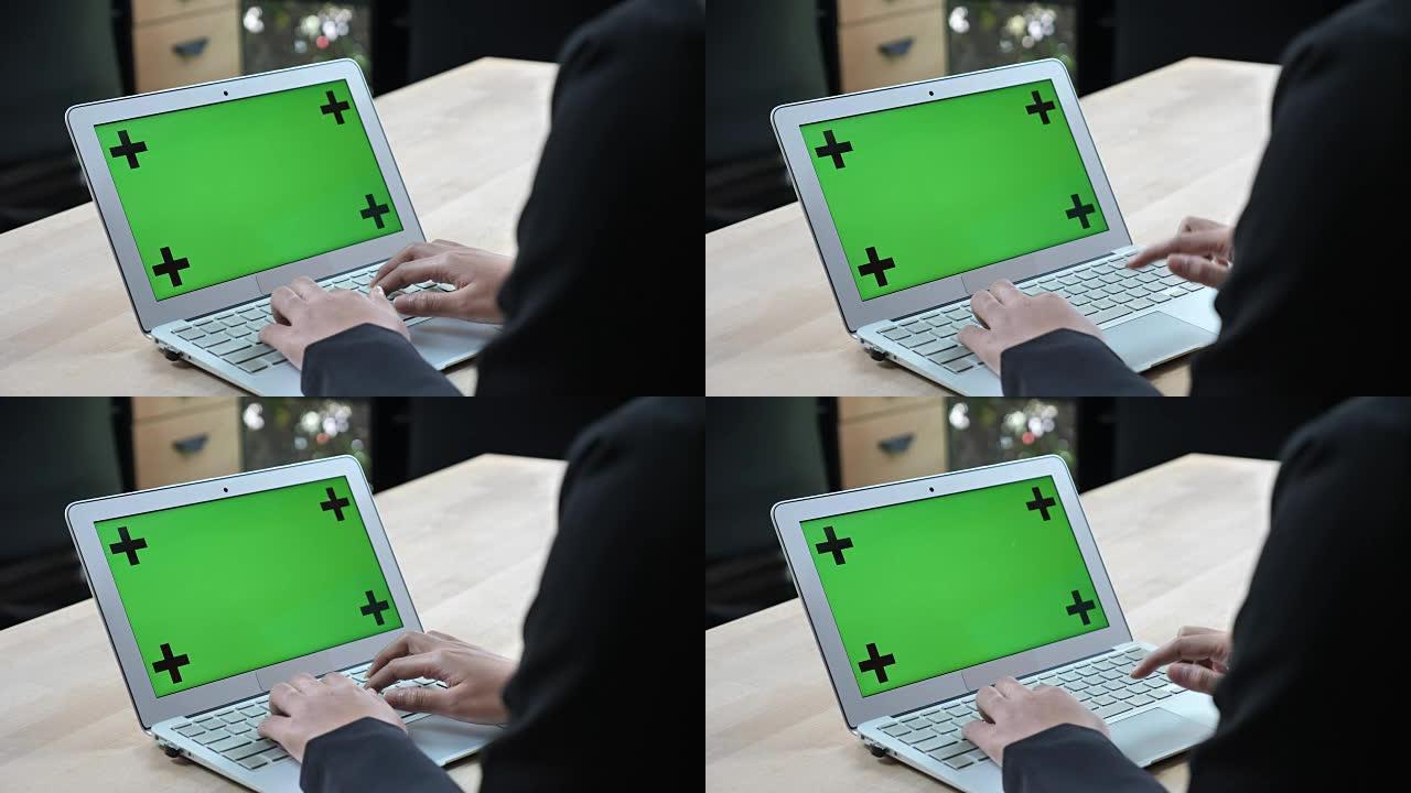 办公室绿屏笔记本电脑打字