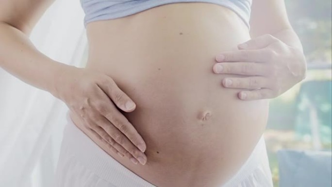 孕妇抚摸她的肚子孕妇抚摸她的肚子