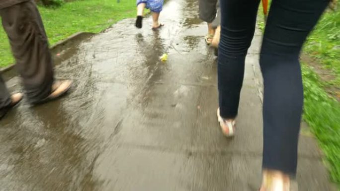 TS人们在雨中走在人行道上