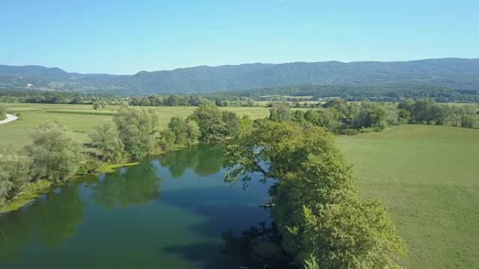 空中: 飞越流经斯洛文尼亚乡村的宽阔河流。