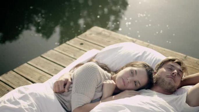 情侣在湖面上醒来睡眠环境湖泊浮舟亲密关系