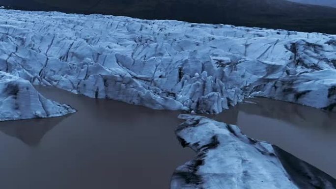 冰川舌头有裂缝和泻湖。鸟瞰图