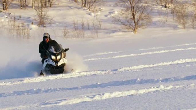 SLO MO Man骑着雪地车穿越雪地