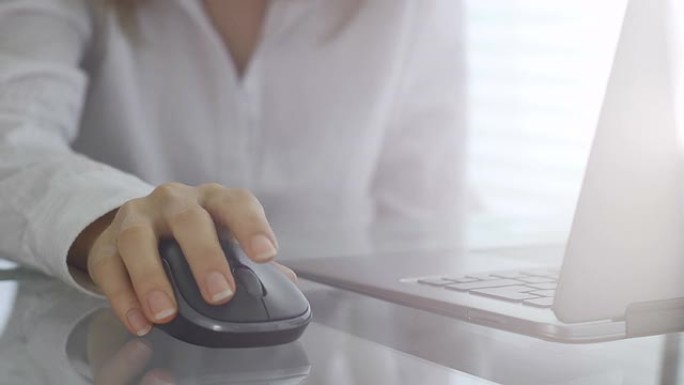 年轻的商务女性使用电脑鼠标