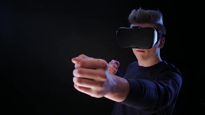 使用虚拟现实眼镜的年轻人。用假想的弓形瞄准