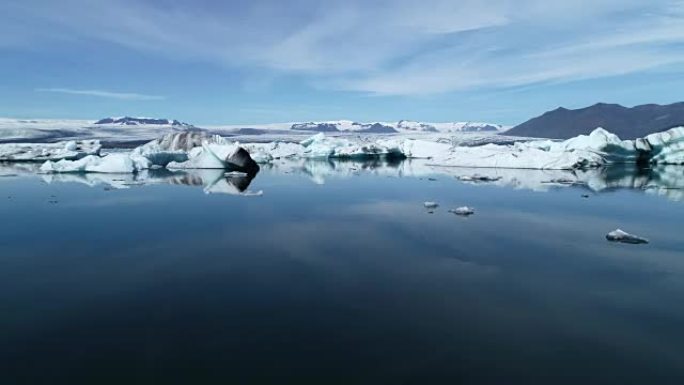 冰岛美丽的Jokulsarlon蓝色冰川泻湖与巨大冰山的低空鸟瞰图