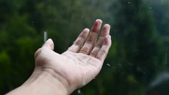 雨水下的人的手雨水下的人的手下雨