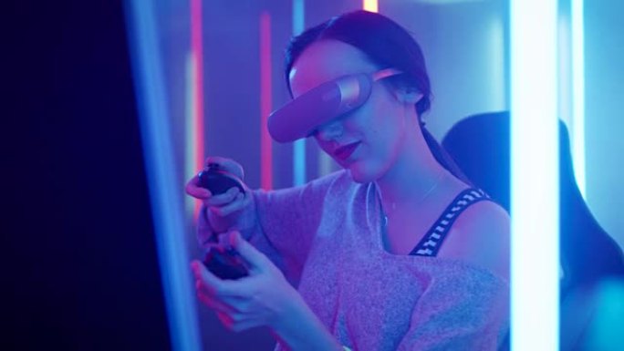 戴着虚拟现实耳机的职业玩家女孩玩带有操纵杆/控制器的在线视频游戏。房间里很酷的复古霓虹灯颜色。