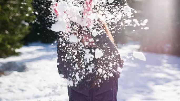 女人向空中扔雪外国人玩雪