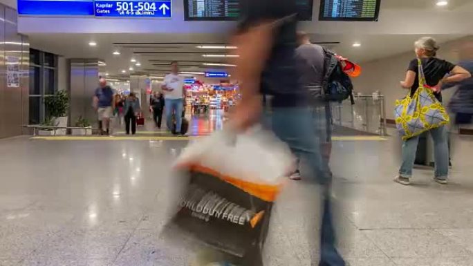 延时: 伊斯坦布尔土耳其出发和转机区的旅客人群