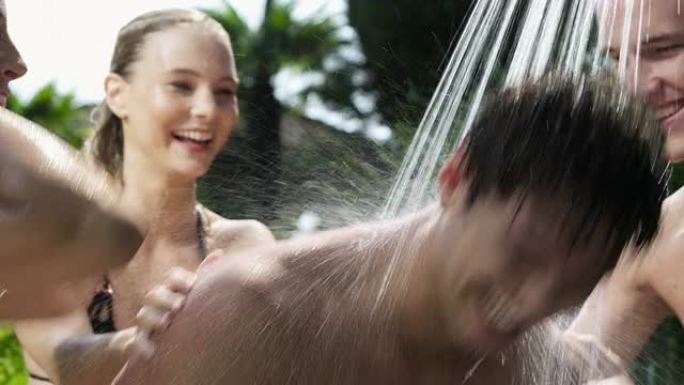 年轻人在外面淋浴玩得很开心