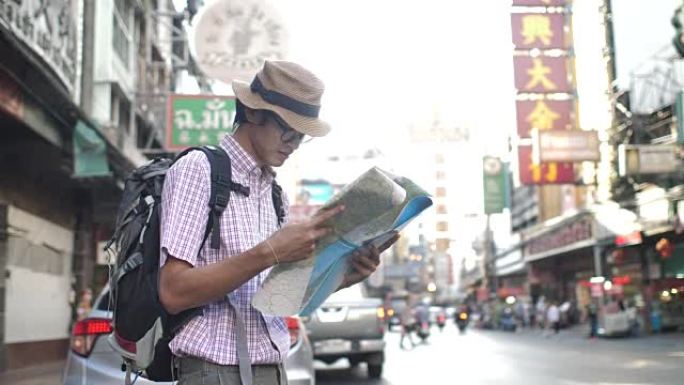 城市中的游客旅行出行问路自驾游外出旅游旅