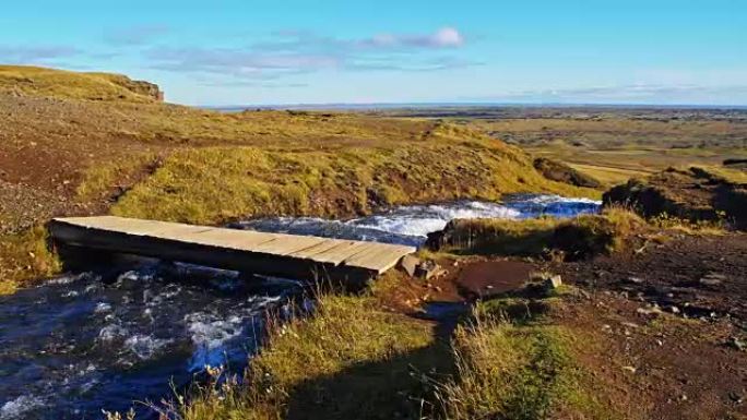 DS溪流在冰岛荒野中的某个地方