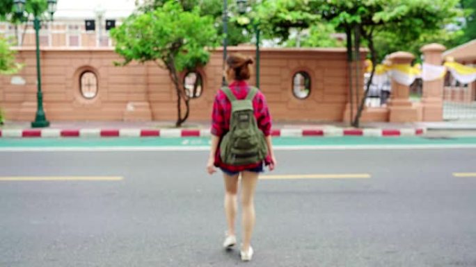 旅行者背包客亚洲女人在泰国曼谷旅行。快乐的年轻女性在神奇的地标上度过假期，享受她在传统城市的旅程。