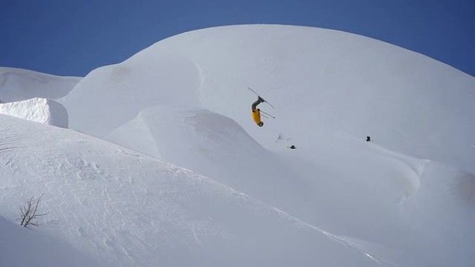 自由式滑雪运动员表演特技