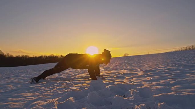 SLO MO在雪地里做俯卧撑