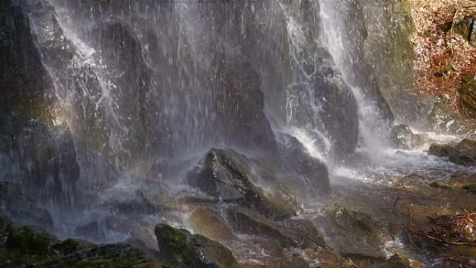 SLO MO瀑布撞向岩石