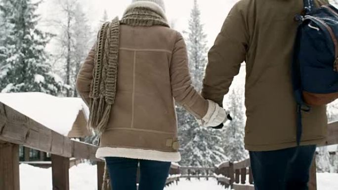 冬日在公园散步的夫妇