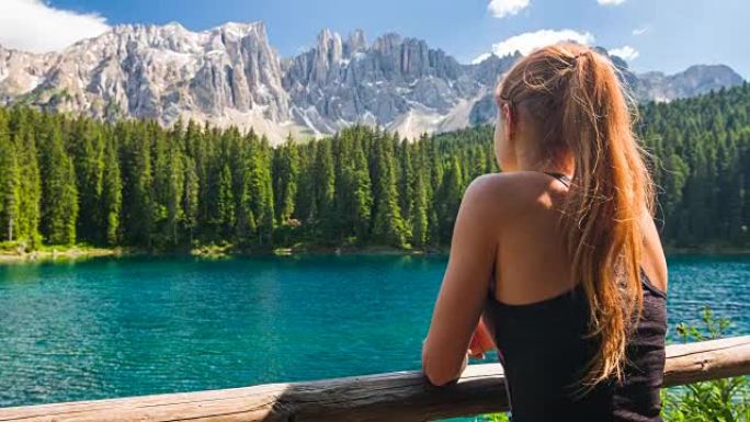 多洛米蒂山脉湖上的女性游客看着令人叹为观止的景色