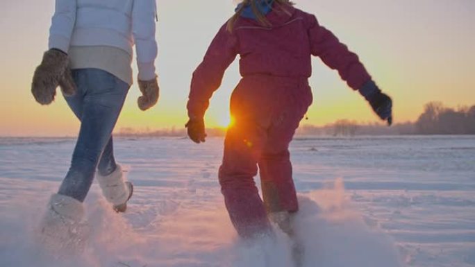 SLO MO母女在雪地里跋涉