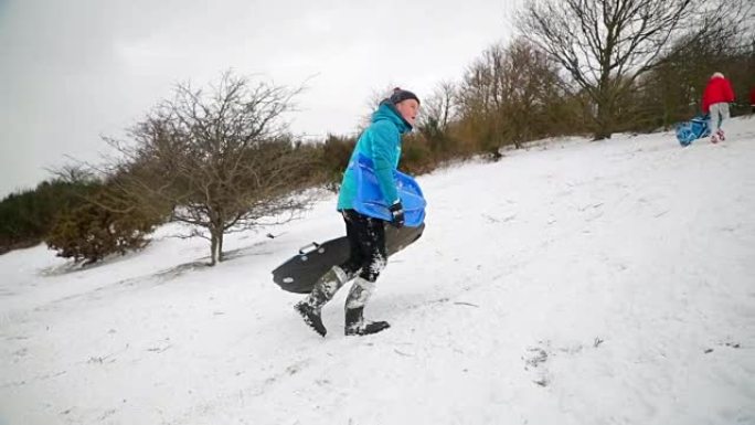 十几岁的男孩在雪地里漫步