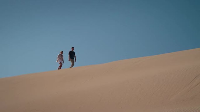 沙漠中的情侣沙漠行走沙丘探险沙梁