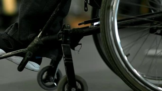 无法识别的坐在轮椅上的截瘫患者