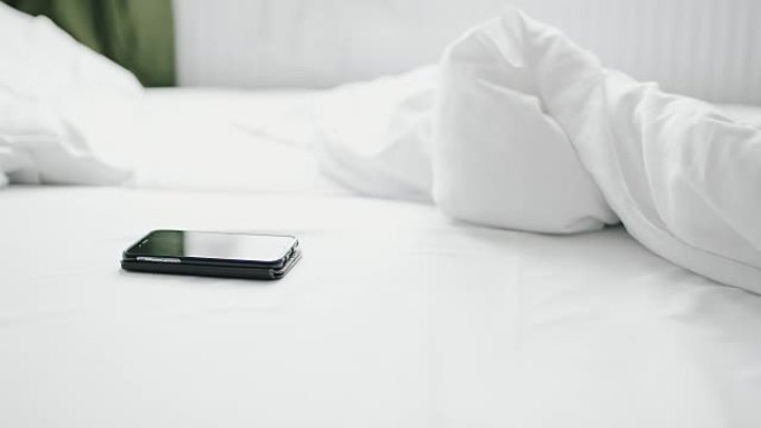 DS手机躺在床上