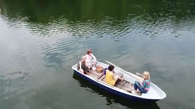 喜欢在湖里划船的女性朋友