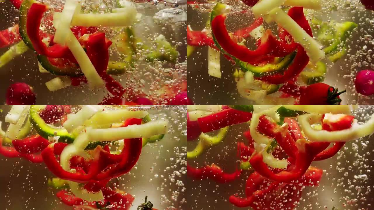 切碎的红色，绿色和黄色甜椒掉入沸水中
