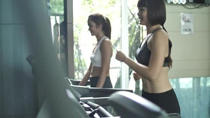 女性在私人教练的健身房训练