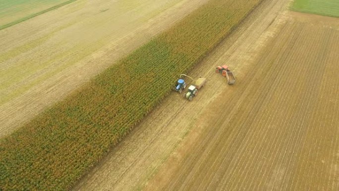 AERIAL农民用拖拉机收割玉米