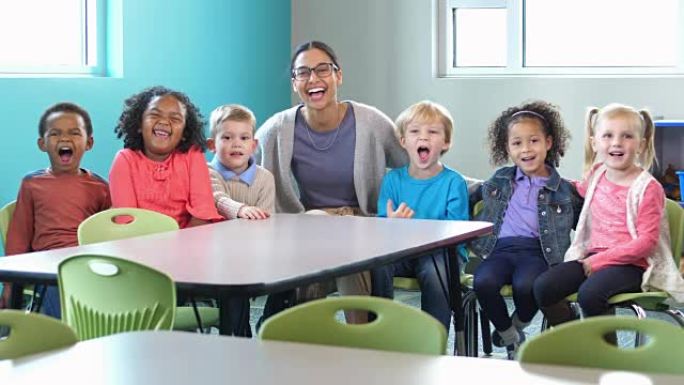 老师，多种族的学龄前儿童在课堂上