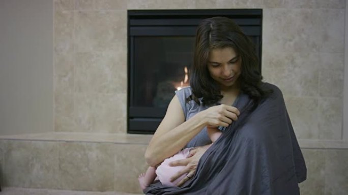 西班牙裔母亲母乳喂养她的新生孩子