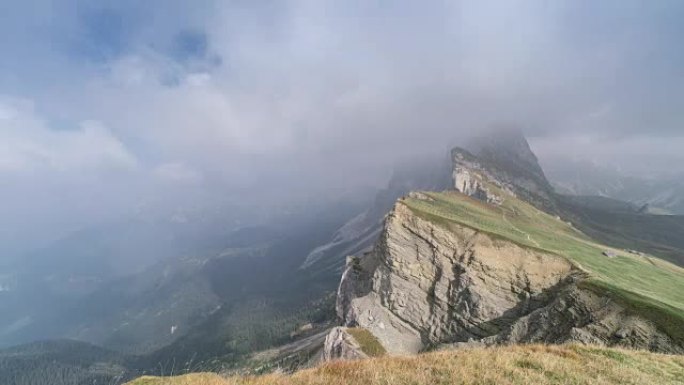 时间流逝在山上移动云，脱离了白云岩