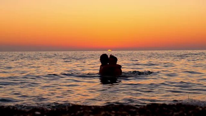 SLO MO深情情侣在海中接吻