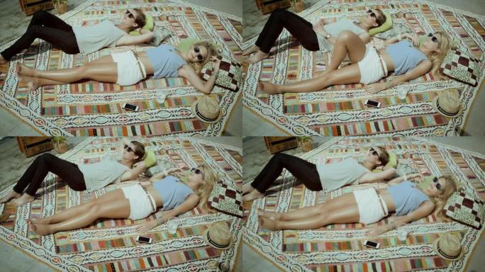 两个女孩躺在地毯上