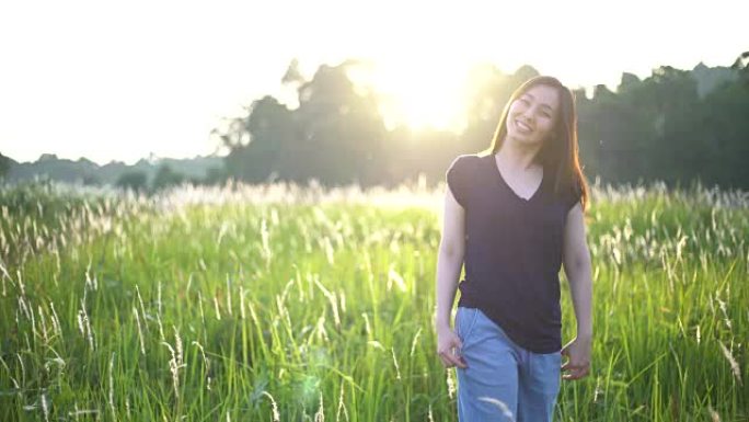 年轻幸福的女人在阳光下微笑的肖像