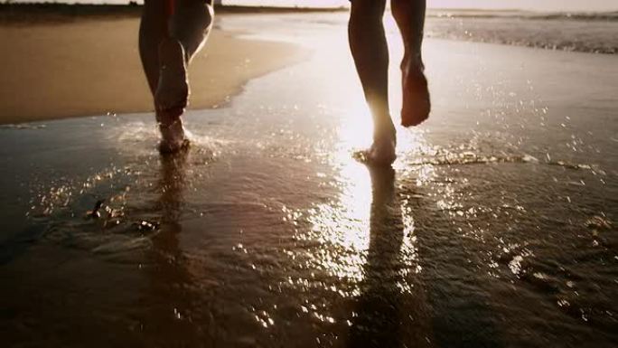 海滩上的情侣海滩上的情侣海边慢跑步