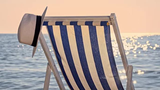 沙滩上的SLO MO男夏季帽子和椅子