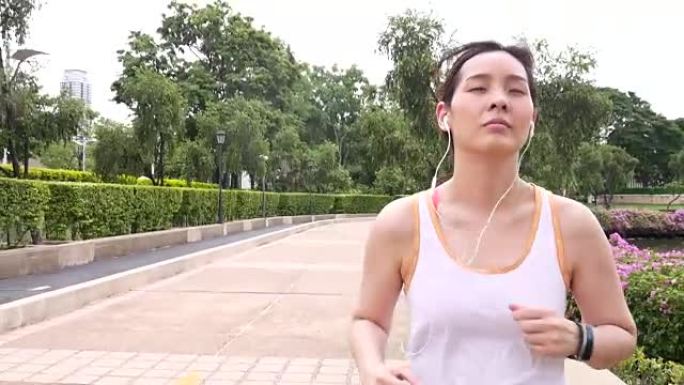 女人锻炼外国美女耳机音乐健身奋斗