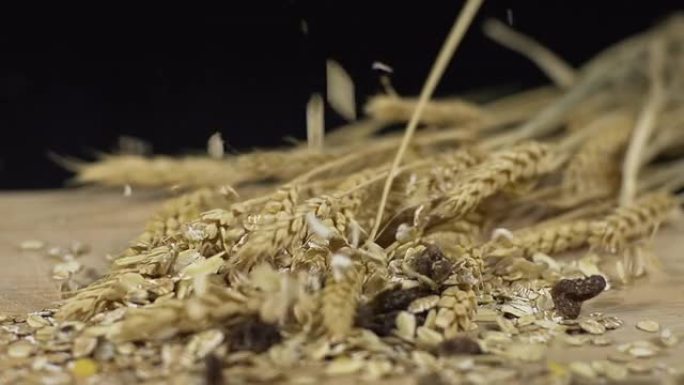 HD SUPER SLOW-MO：落在小麦穗上的谷物