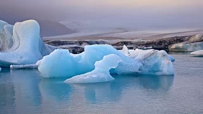 漂浮在Jokulsarlon泻湖中的DS冰山