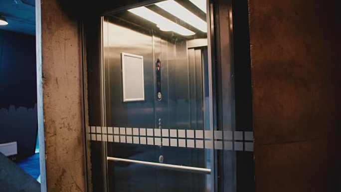 透明玻璃电梯门打开，高加索年轻人走进并乘坐智能手机移动办公应用程序