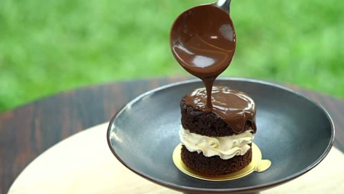 SLOMO-Topping巧克力蛋糕与融化的巧克力