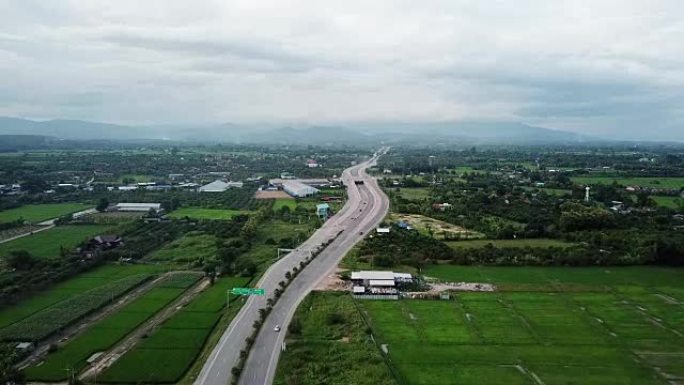 森林中的道路和汽车行驶的鸟瞰图